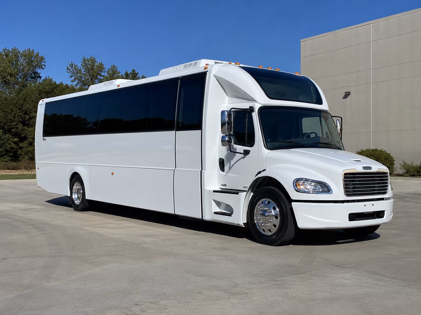 mableton 28 passenger party bus